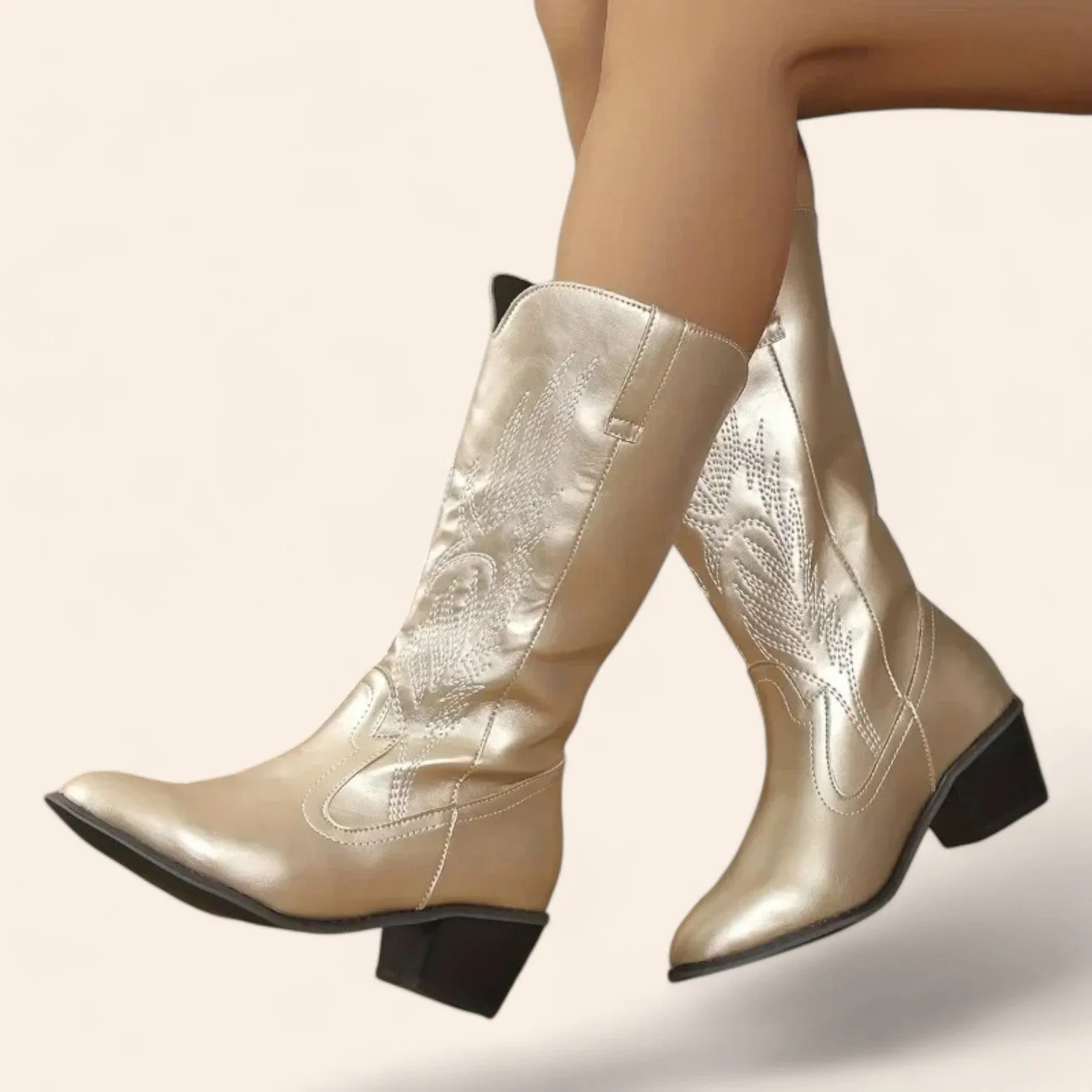 Gold cowboy boots with a pointed black sole and embroidery - N°150