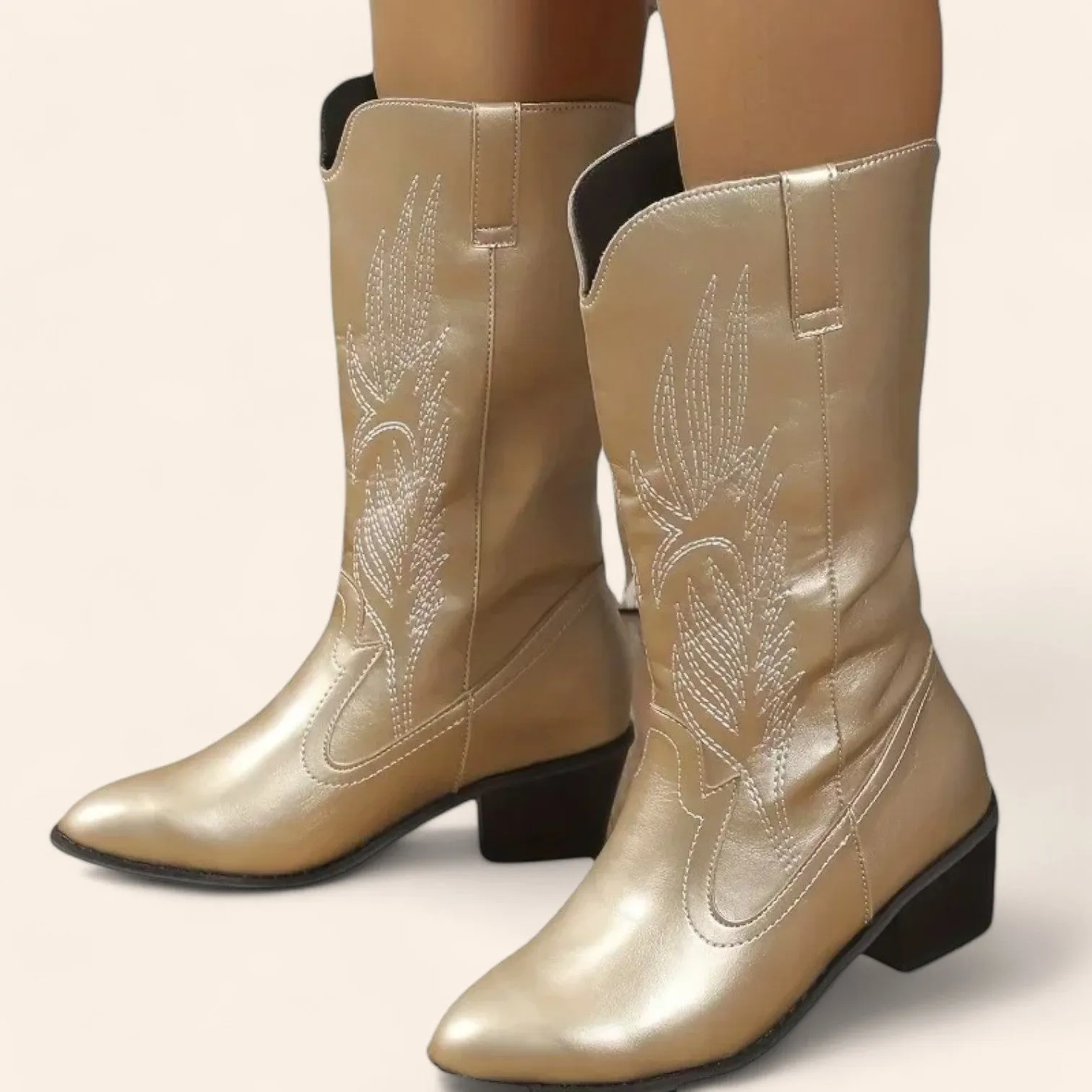 Gold cowboy boots with a pointed black sole and embroidery - N°150