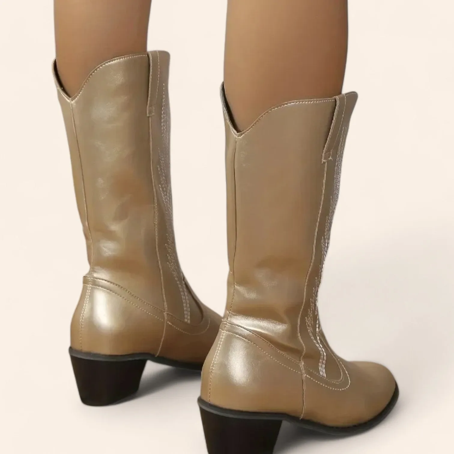 Gold cowboy boots with a pointed black sole and embroidery - N°150