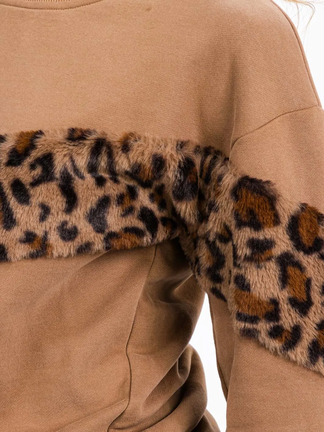 WOMEN'S LONG SLEEVE FUZZY ANIMAL PRINT DETAILED PULLOVER SWEATER